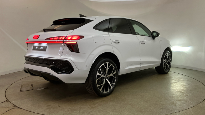 Audi Q3 1.5 e-Hybrid Launch Edition 5dr S Tronic Estate